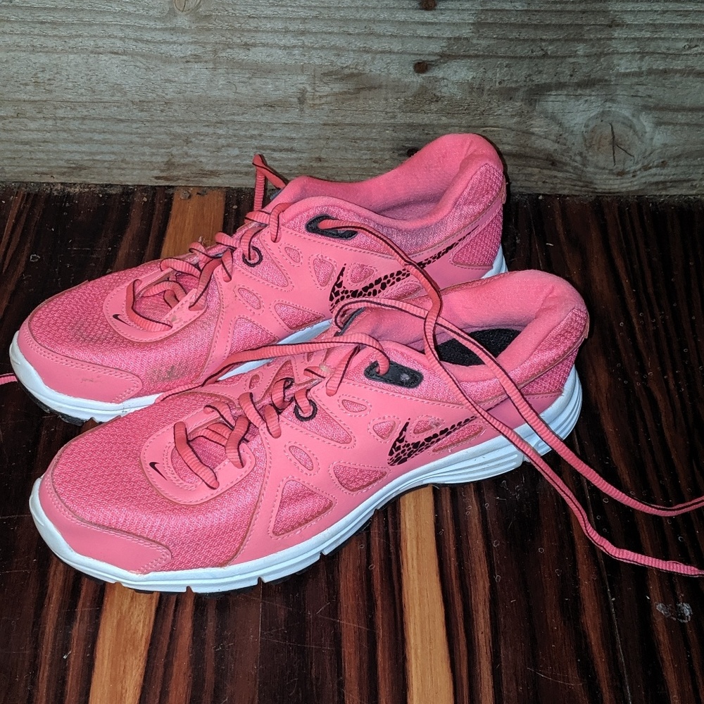 Tennis shoes